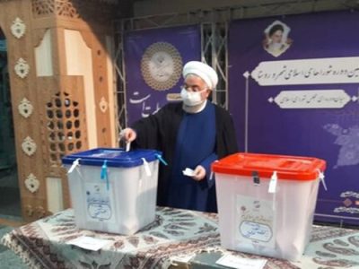 رئیس‌جمهور رأی خود را به صندوق انداخت/ روحانی: امروز همه جهان به صف‌های مردم ایران نگاه می‌کند