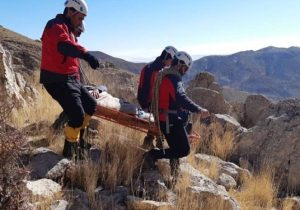 عملیات نفس گیر هلال احمر برای نجات محیط بان مجروح در ارتفاعات آب سپاه