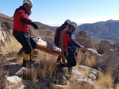 عملیات نفس گیر هلال احمر برای نجات محیط بان مجروح در ارتفاعات آب سپاه