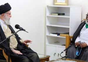رهبر انقلاب در دیدار شیخ زکزاکی: همه در دنیای اسلام وظیفه دارند به مردم فلسطین کمک کنند