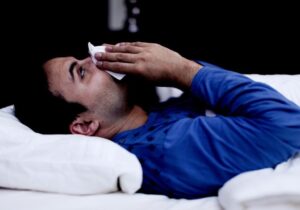 چرا سرماخوردگی‌تان شب‌ها بدتر می‌شود؟