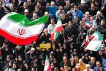مردم پای پرچم مقدس کشورمان ایستاده‌اند
