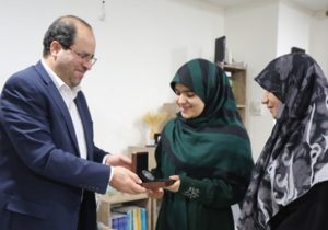 اعطای مدال نقره‌ای دانشگاه‌ تهران به همسر و فرزند شهید صابر