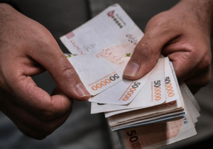 دولت عیدی کارکنانش را به ۱۰ میلیون تومان رسانددر جلسه امروز هیئت