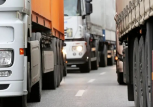 وزیر راه: رفع مشکلات رانندگان در دستور کار تهران و باکو است